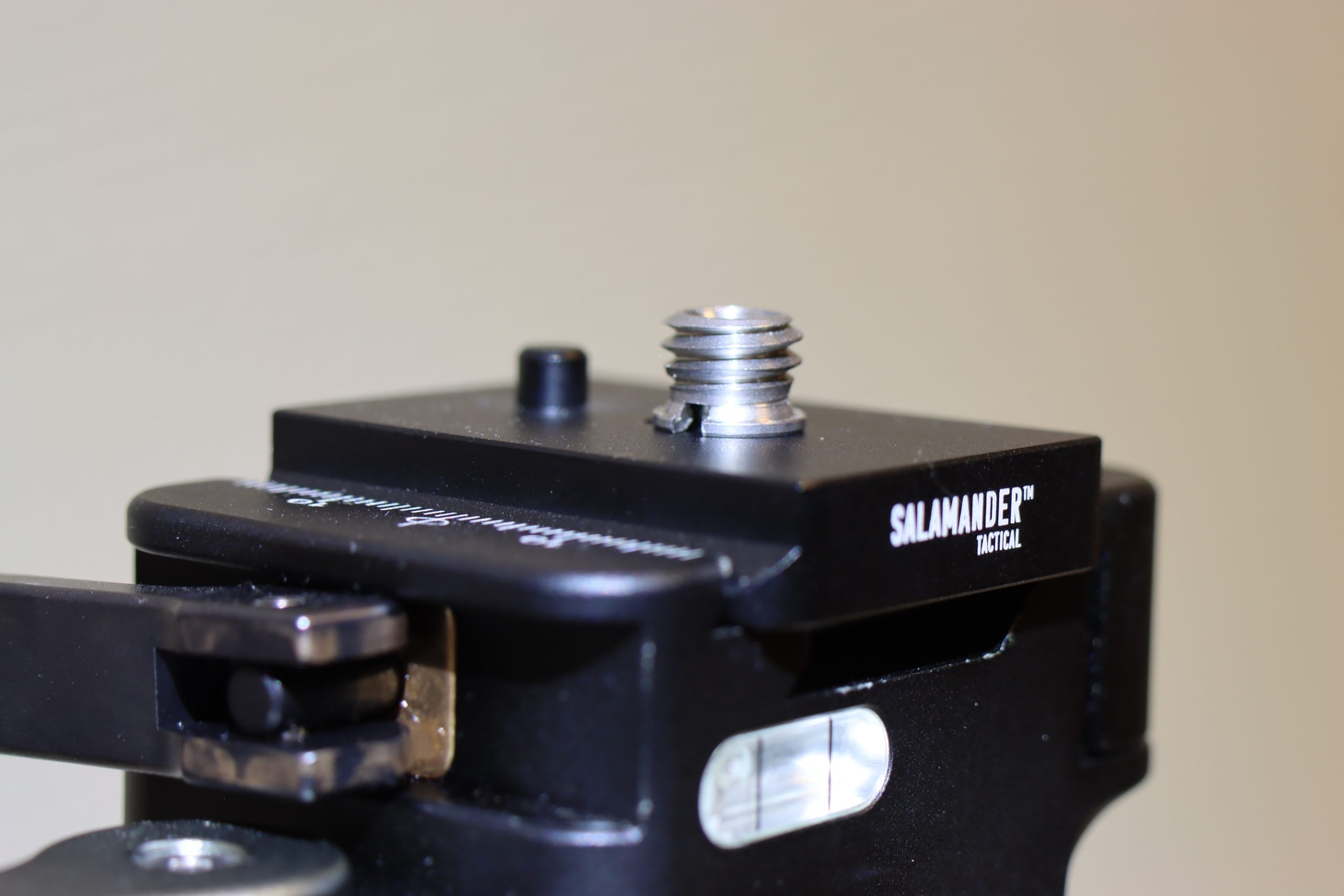 Arcaplate with anti rotation pin for spotting scope