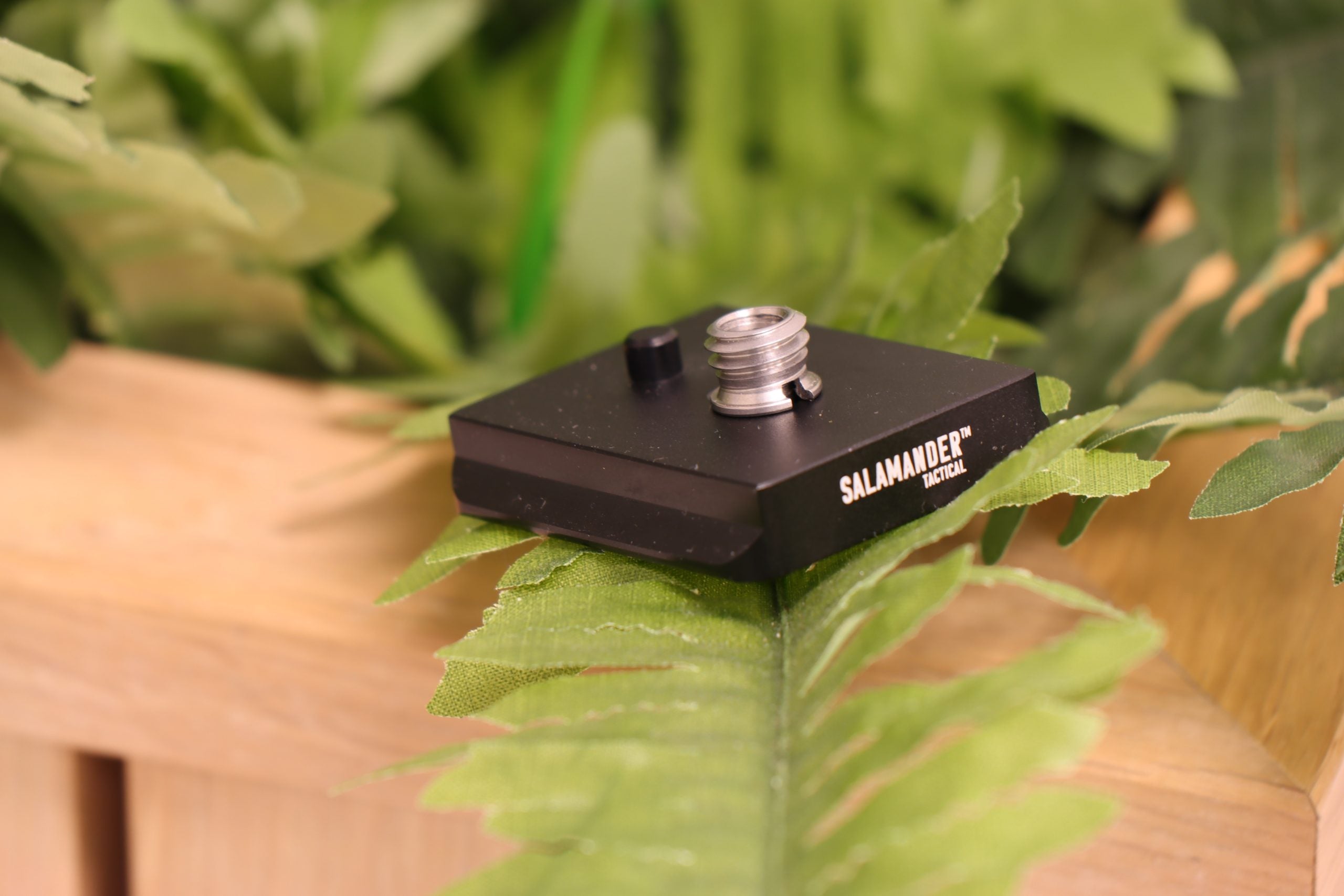 Arcaplate with anti rotation pin for spotting scope