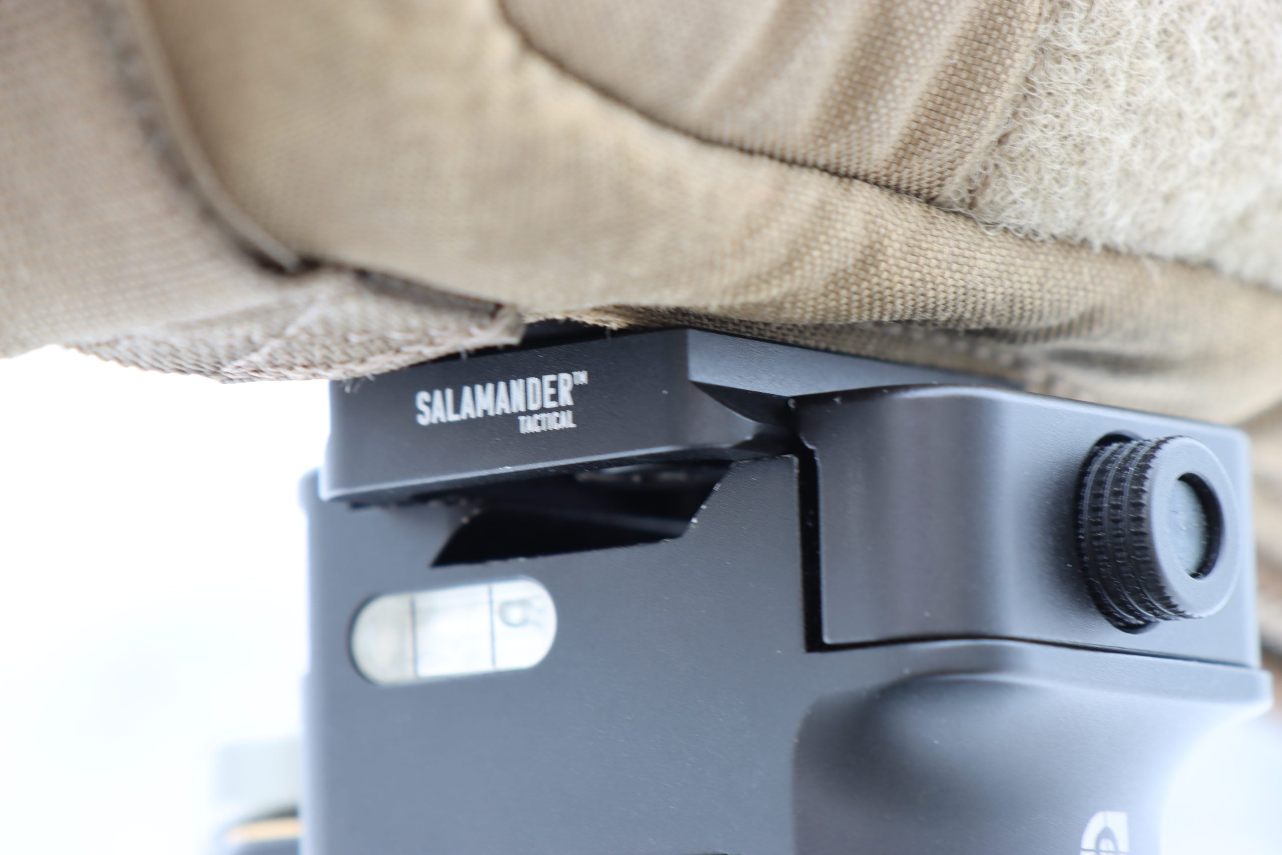 Arcaplate with anti rotation pin for spotting scope